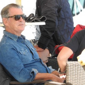 Pierce Brosnan prije isplovljavanja popio kavu i fotografirao se s obožavateljicom