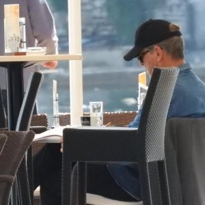 Pierce Brosnan prije isplovljavanja popio kavu i fotografirao se s obožavateljicom