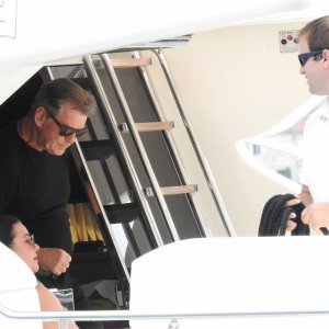 Pierce Brosnan prije isplovljavanja popio kavu i fotografirao se s obožavateljicom