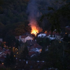 U Bjelolasičkoj ulici u Mlinovima planula je kuća