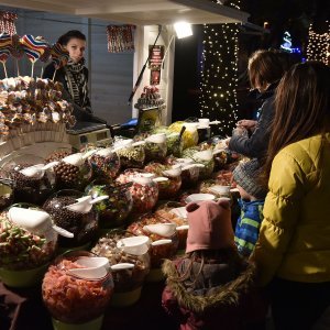 Otvorenjem klizališta i paljenjem digitalnog bora počeli blagdanski dani u Puli