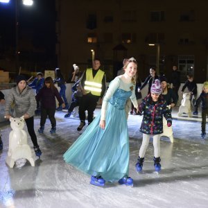 Otvorenjem klizališta i paljenjem digitalnog bora počeli blagdanski dani u Puli