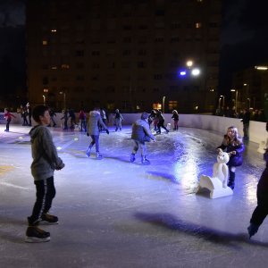 Otvorenjem klizališta i paljenjem digitalnog bora počeli blagdanski dani u Puli