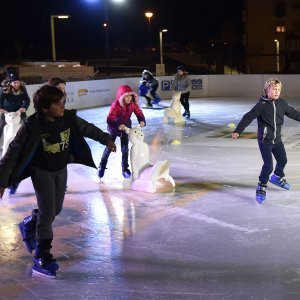 Otvorenjem klizališta i paljenjem digitalnog bora počeli blagdanski dani u Puli