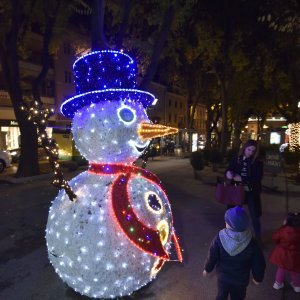 Otvorenjem klizališta i paljenjem digitalnog bora počeli blagdanski dani u Puli