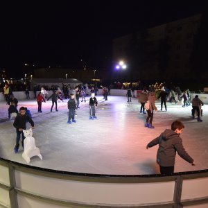 Otvorenjem klizališta i paljenjem digitalnog bora počeli blagdanski dani u Puli