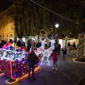 Otvorenjem klizališta i paljenjem digitalnog bora počeli blagdanski dani u Puli