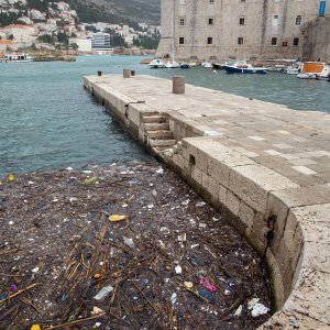 Nanosi smeća na plaži Banje u Dubrovniku