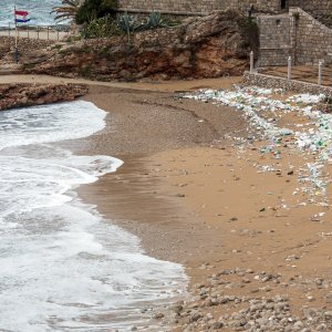 Nanosi smeća na plaži Banje u Dubrovniku