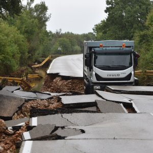 Kamion zarobljen u odronu kolnika između Zadra i Ražanca