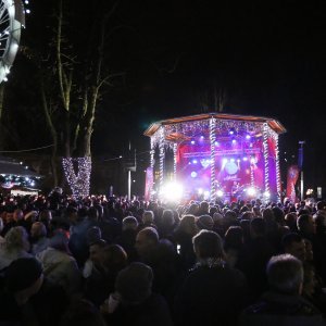 Oko dvije tisuće građana Novu godinu u Karlovcu je dočekalo uz koncert Nene Belana