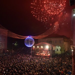 Doček Nove godine na Forumu u Puli uz koncert Prljavog kazališta