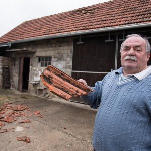 Obitelji Arbanas u Donjoj Lomnici avion skinuo crijep s krova