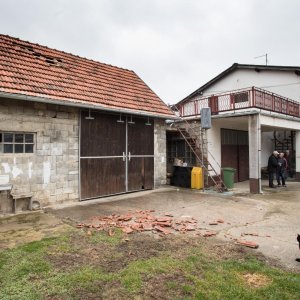 Obitelji Arbanas u Donjoj Lomnici avion skinuo crijep s krova