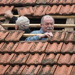 Obitelji Arbanas u Donjoj Lomnici avion skinuo crijep s krova