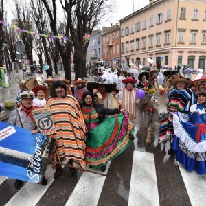 Vesela povorka maškara prodefilirala centrom Pule