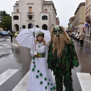 Vesela povorka maškara prodefilirala centrom Pule