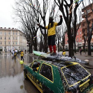 Vesela povorka maškara prodefilirala centrom Pule