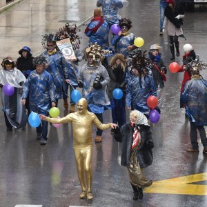 Vesela povorka maškara prodefilirala centrom Pule