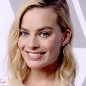 Margot Robbie (2)