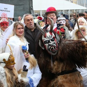 Fašnička povorka na Trgu bana Jelačića u sklopu manifestacije Fašnik vu Zagrebu