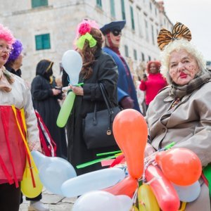 Valcer pod maskama na Stradunu uz nastup Gradske glazbe Dubrovnik i Karnevalskog benda