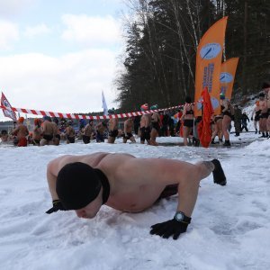 Kupanje u zaleđenom jezeru Garczyn u Poljskoj