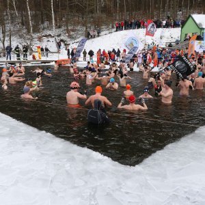 Kupanje u zaleđenom jezeru Garczyn u Poljskoj