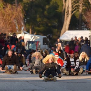 Maškare u utrci karićima u Sv. Filipu i Jakovu