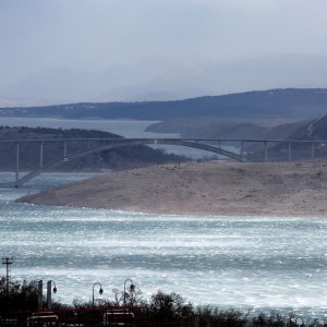 Olujni udari orkanske bure pred Krčkim mostom