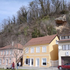 Zbog otapanja snijega s brda iznad kuća odlomio se komad stijene