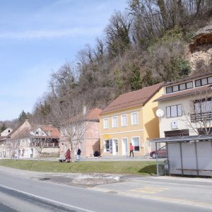 Zbog otapanja snijega s brda iznad kuća odlomio se komad stijene