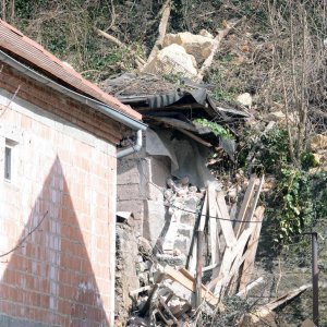 Zbog otapanja snijega s brda iznad kuća odlomio se komad stijene