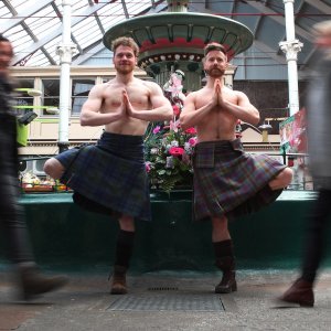 Kilted Yoga - Finlay Wilson i Stephen Winstanley