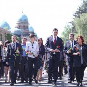 Članovi SDP-a položili ruže na grob Ivice Račana povodom obljetnice njegove smrti