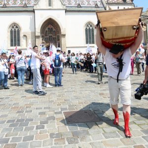 Performans sahrane Republike Hrvatske u lijesu ispred crkve sv. Marka