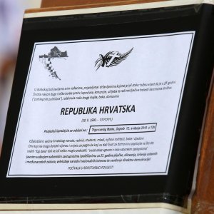 Performans sahrane Republike Hrvatske u lijesu ispred crkve sv. Marka