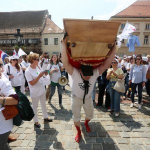 Performans sahrane Republike Hrvatske u lijesu ispred crkve sv. Marka