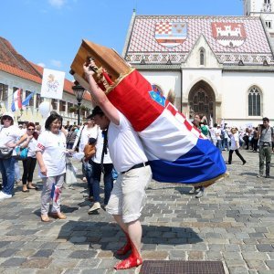 Performans sahrane Republike Hrvatske u lijesu ispred crkve sv. Marka