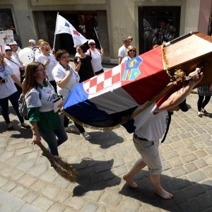 Performans sahrane Republike Hrvatske u lijesu ispred crkve sv. Marka