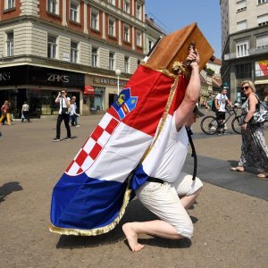 Performans sahrane Republike Hrvatske u lijesu ispred crkve sv. Marka