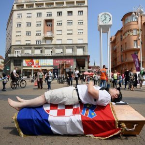 Performans sahrane Republike Hrvatske u lijesu ispred crkve sv. Marka