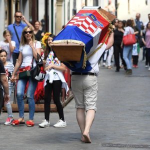 Performans sahrane Republike Hrvatske u lijesu ispred crkve sv. Marka