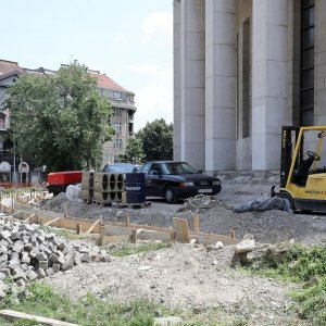 Automobili izvođača i radnika parkirani unutar ograde gradilišta na Trgu žrtava fašizma