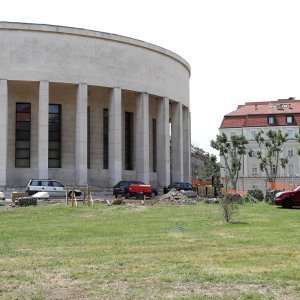 Automobili izvođača i radnika parkirani unutar ograde gradilišta na Trgu žrtava fašizma