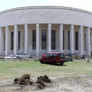 Automobili izvođača i radnika parkirani unutar ograde gradilišta na Trgu žrtava fašizma