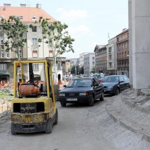 Automobili izvođača i radnika parkirani unutar ograde gradilišta na Trgu žrtava fašizma