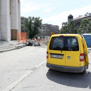 Automobili izvođača i radnika parkirani unutar ograde gradilišta na Trgu žrtava fašizma