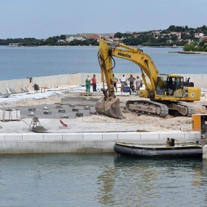 Petrčane: Mirni prosvjed protiv izgradnje obalnog zida i sanitarnog čvora na rivi