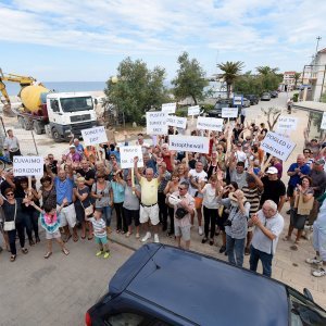 Petrčane: Mirni prosvjed protiv izgradnje obalnog zida i sanitarnog čvora na rivi